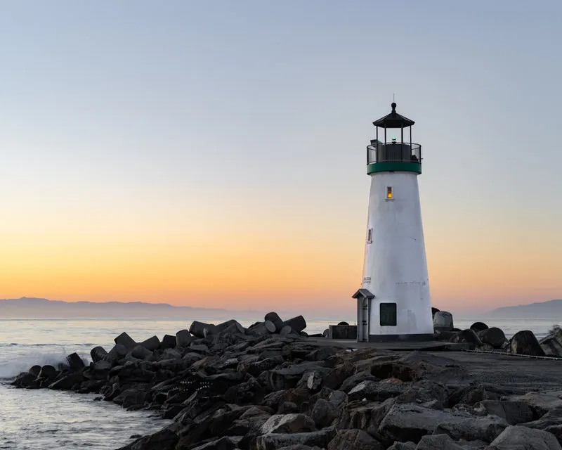 Leuchtturm am Meer - WelleWest steht für Orientierung