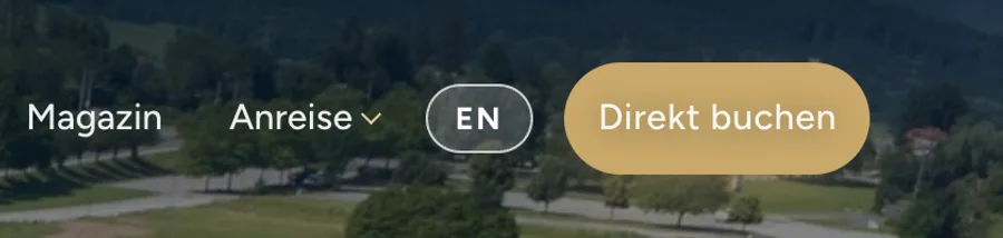 Der Sprachumschalter in der Navigation: EN neben dem Direkt-buchen-Button